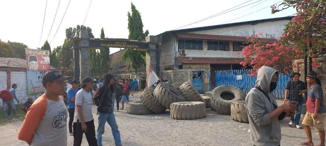 Demo buruh pabrik PT Sonokeling Indah, Pasuruan sempat memanas setelah pertemuan dengan jajaran direksi menemui jalan buntu.