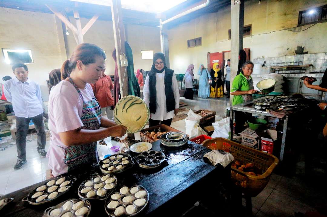 Calon Bupati Banyuwangi, Ipuk Fiestiandani melihat rumah produksi kue. (Foto: Istimewa)