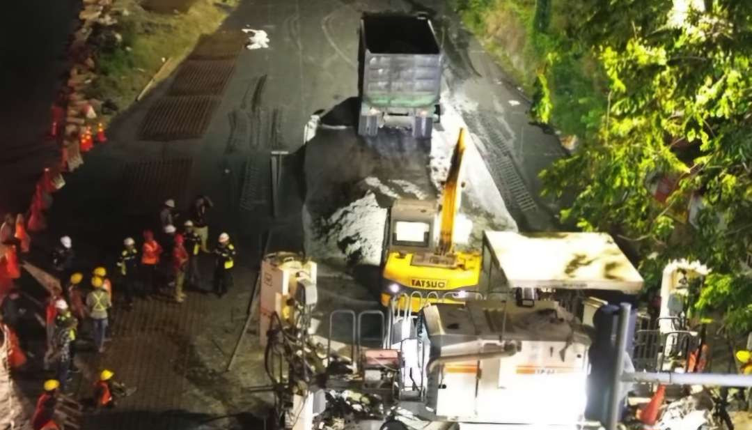 Proses pengerjaan ruas jalan dari arah Kedung Baruk menuju Jalan Dr. Ir. Soekarno (MERR). (Foto: DSDABM Kota Surabaya)