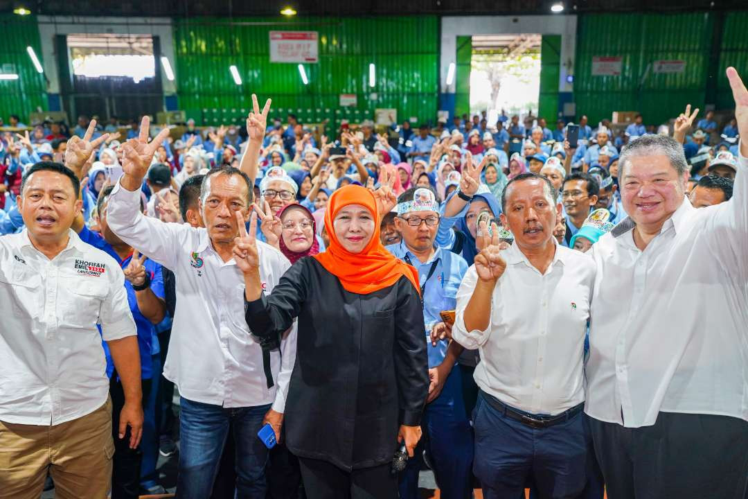 Calon Gubernur Jawa Timur nomor urut 2, Khofifah Indar Parawansa, saat menyapa ribuan pekerja di PT Tjiwi Kimia Mojokerto, Rabu, 9 Oktober 2024. (Foto: Istimewa)