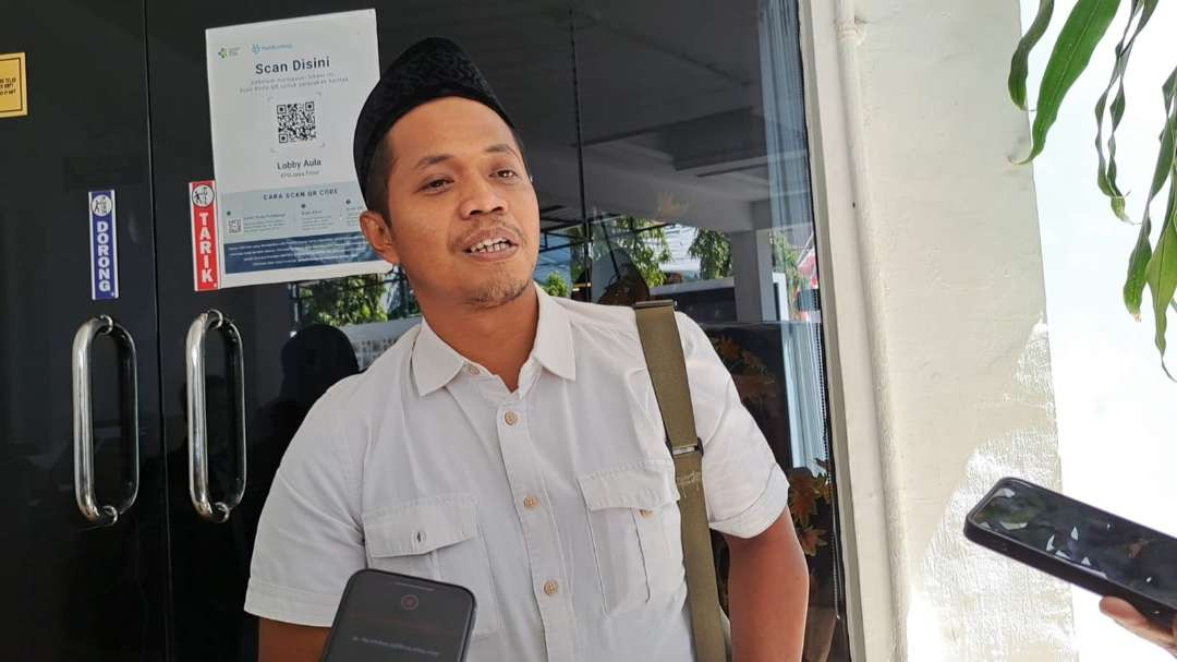 Koordinator Divisi Penanganan Pelanggaran, Data, dan Informasi Bawaslu Kota Surabaya M Agil Akbar sesaat setelah mengikuti sidang etik DKPP RI di Kantor KPU Jatim, Tenggilis Mejoyo, Surabaya, Kamis 10 Oktober 2024. (Foto: Julianus Palermo/Ngopibareng.id)