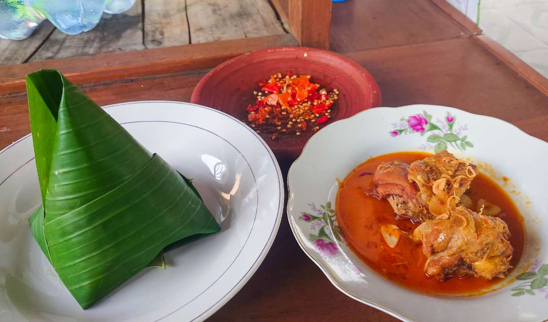 Hidangan tradisional Ayam Adun khas Madura (Foto: Aini/Ngopibareng.id)