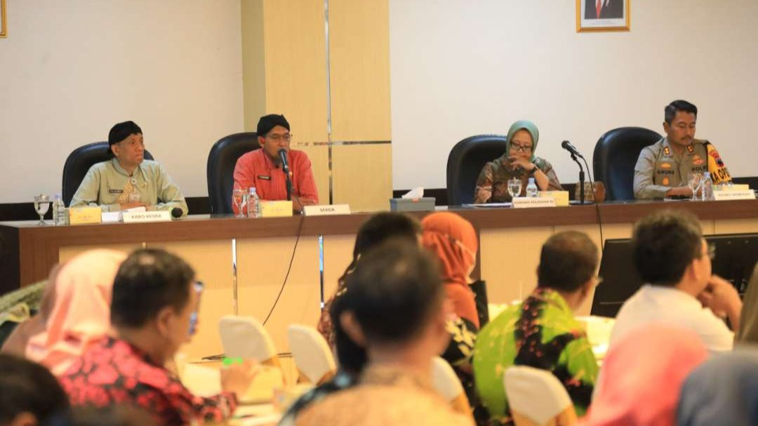 Sekretaris Daerah (Sekda) Jawa Tengah, Sumarno saat memberikan arahan pada rapat koordinasi pencegahan TPPO di Gedung Merah Putih, Kompleks Kantor Gubernur Jawa Tengah, Kamis 10 Oktober 2024. (Foto: Pemprov Jawa Tengah)