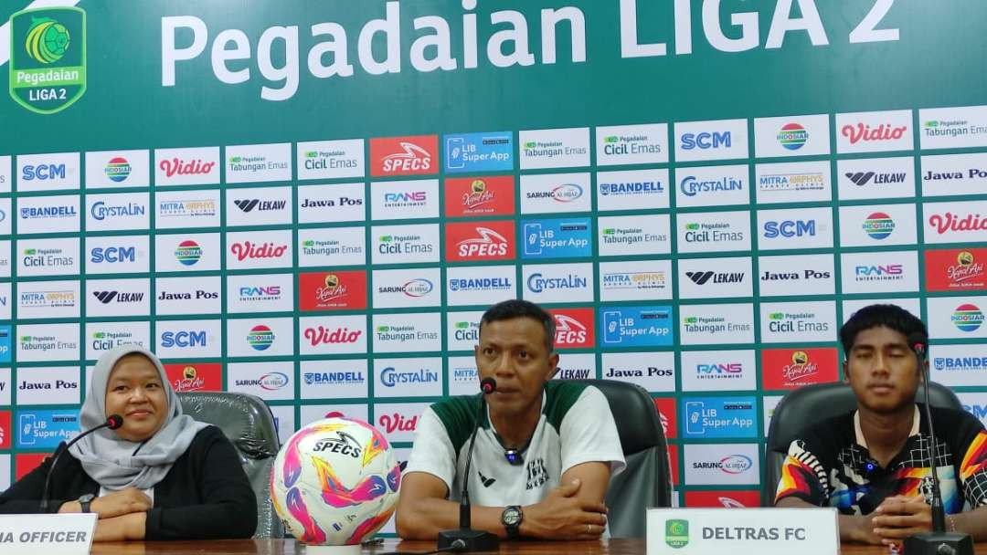 Pelatih Deltras Sidoarjo Bejo Sugiantoro Beri Keterangan Kepada Media (fendi lesmana/ngopi bareng.id)