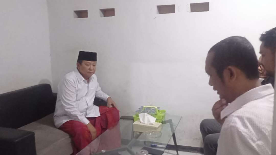 Hendy Siswanto saat ditemui Ketua Bawaslu Jember, klarifikasi atas laporan dugaan pelanggaran kampanye di masjid. (Foto: Rusdi/Ngopibareng.id)