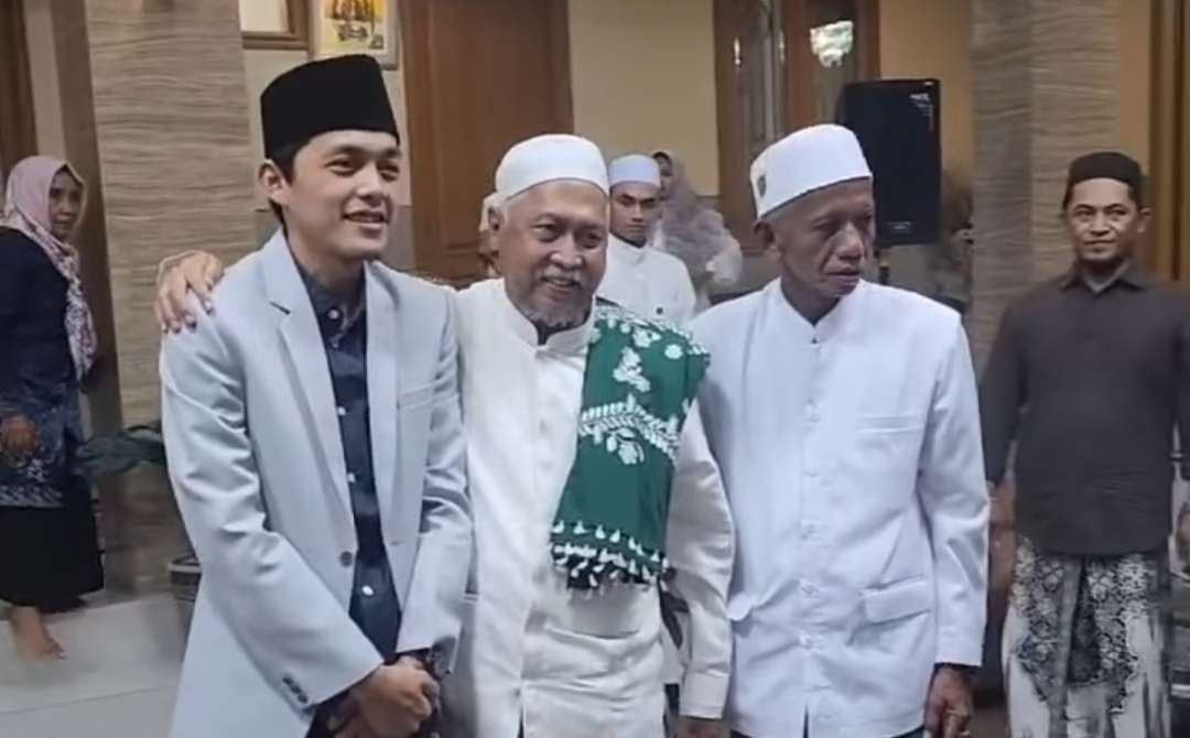 KH Fuad Noerhasan, Pengasuh Pondok Pesantren Sidogiri Pasuruan, bersama Gus Iqdam Kholid Blitar. (Foto: fok/ngopibareng.id)