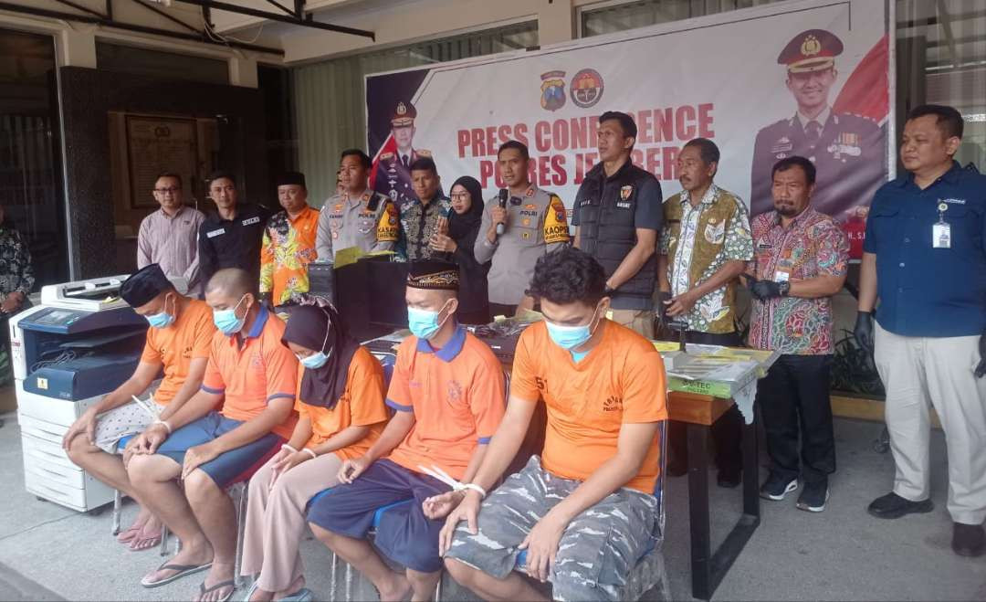 Para tersangka pemalsu dokumen saat dihadirkan dalam konferensi pers di Polres Jember (Foto: Rusdi/Ngopibareng.id)