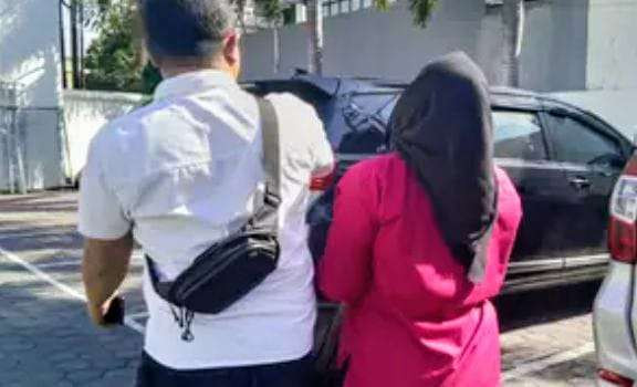 Perempuan berinisial HNH (baju merah) tersangka kasus penipuan jual beli sembako baru bebas dari Rutan Situbondo, langsung ditangkap lagi polisi dalam perjalanan pulang ke rumahnya. (Foto: Humas Polres Situbondo)