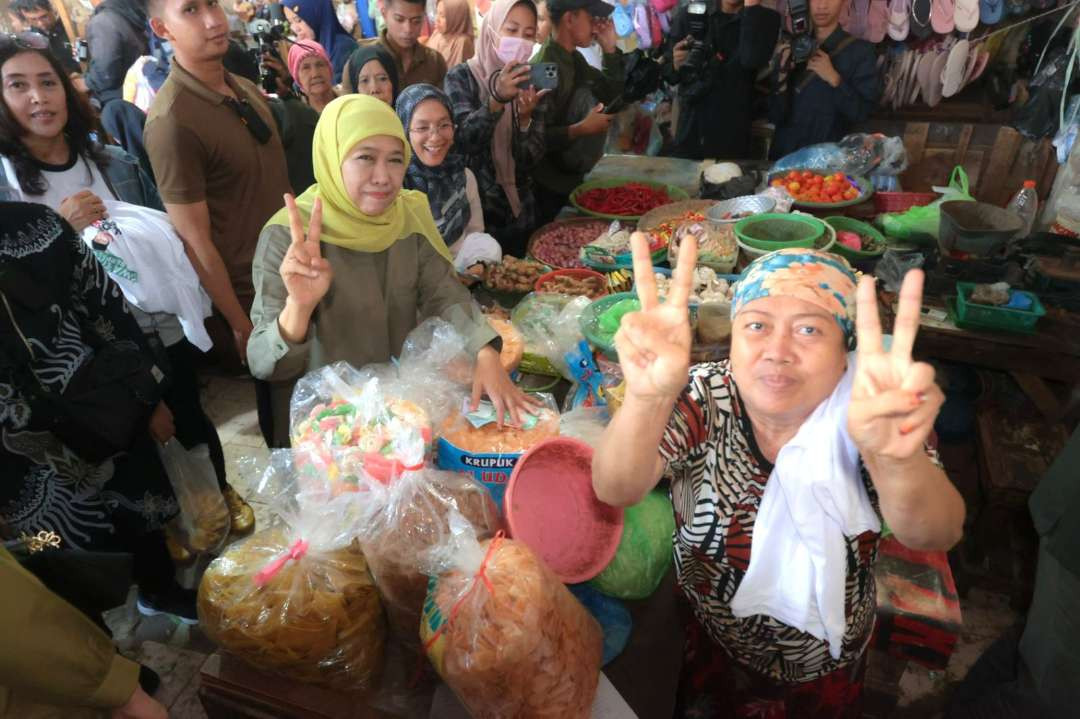 Calon Gubernur Jawa Timur Nomor Urut 2 Khofifah Indar Parawansa melanjutkan kampanye dengan blusukan ke Pasar Pabean, Jumat, 11 Oktober 2024. (Foto: Istimewa)