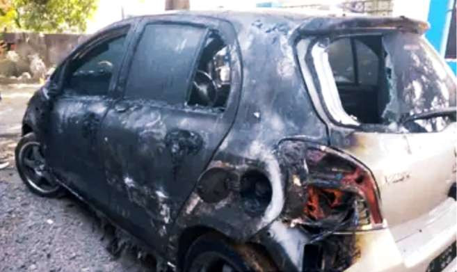 Kondisi mobil Toyota Yaris hangus dilalap api yang membakar 2 unit rumah di Kecamatan Banyuputi, Situbondo, Jumat 11 Oktober 2024 malam. (Foto: BPBD Situbondo)