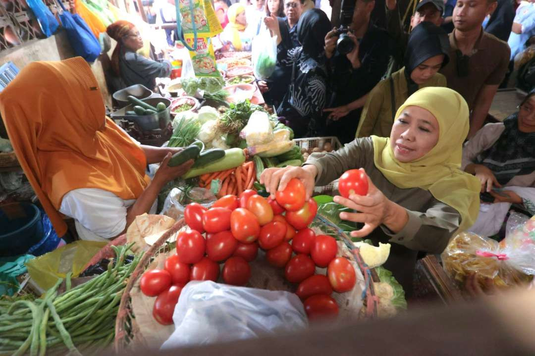 Calon Gubernur Jawa Timur nomor urut 2 Khofifah Indar Parawansa menyapa masyarakat, bertemu pedagang di Pasar Kapasan, Jumat 11 Oktober 2024. (Foto: Dok)