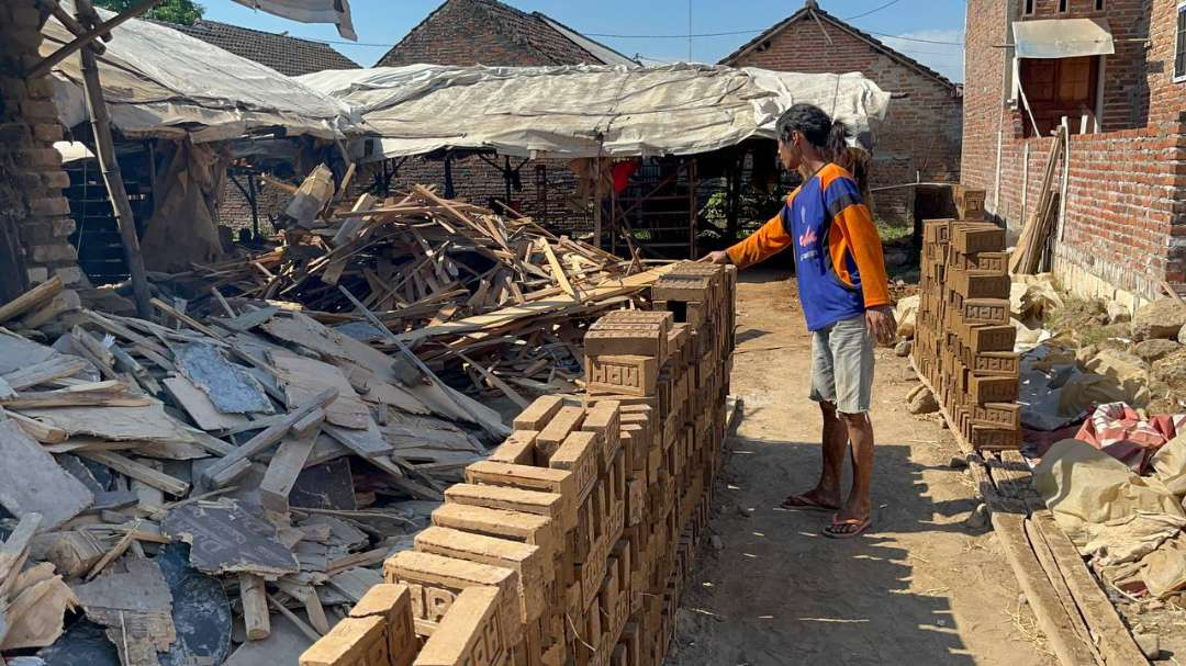 Perajin batu bata menjemur hasil produksi. (Foto: Deni Lukmantara/Ngopibareng.id)