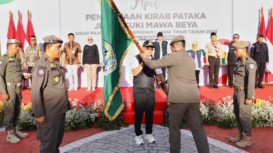 Pj Gubernur Jatim, Adhy Karyono menerima pataka Jer Basuki Mawa Beya. (Foto: Istimewa)