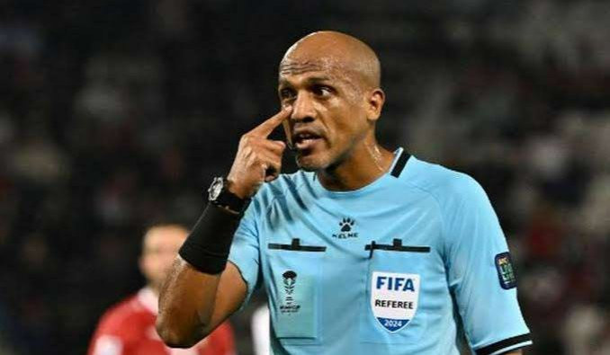 Wasit Ahmad Al Kaf asal Oman ini secara kontroversial memberikan waktu tambahan melebihi yang ditetapkan. (Foto: X/@MezzallaUTD))