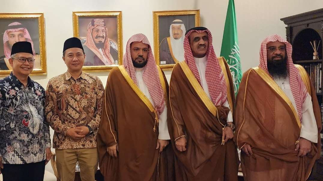 Imam Besar Masjid Nabawi Syekh Ahmad bin Ali Al-Hudzaifi melakukan kunjungan ke Indonesia pada 8-11 Oktober 2024. Tampak, Bendahara Umum Pimpinan Pusat Muhammadiyah Hilman Latief. (Foto: muhammadiyah.or.id)