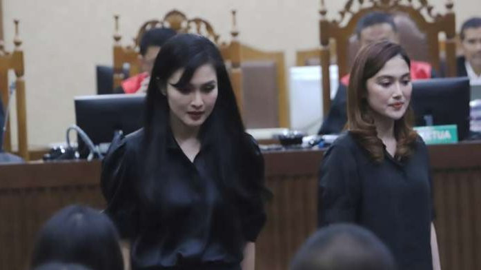 Sandra Dewi (kiri) dan adik kandungnya sekaligus manajer, Kartika Dewi saat menjadi saksi sidang lanjutan kasus dugaan korupsi timah Harvey Moeis. (Foto: Istimewa)