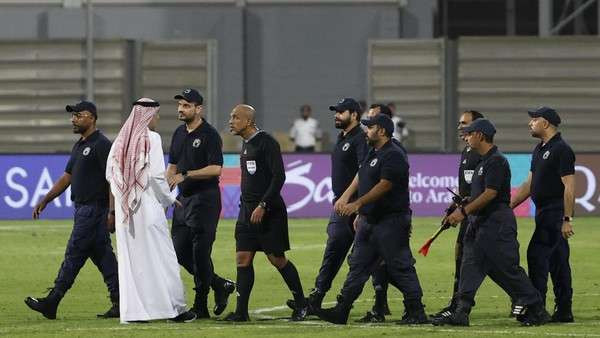 Wasit Ahmed Al Kaf (kepala pelontos) merugikan Timnas Indonesia. (Foto: Istimewa)