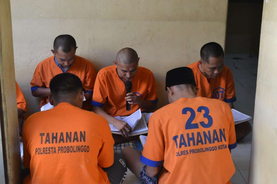 Para tahanan di Mapolres Probolinggo Kota mengikuti khataman Alquran. (Foto: Humas Polres Probolinggo Kota).