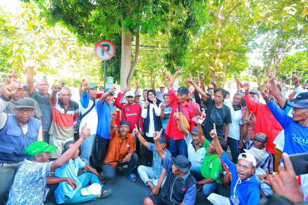 Calon Bupati Banyuwangi ipuk Fiestiandani bersama para abang becak (foto : istimewa)