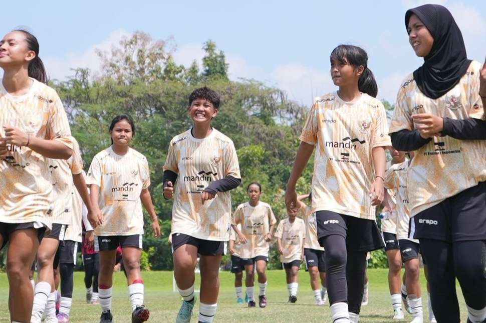 Syafia Chorlienka (tengah) bersama Timnas Indonesia Wanita. (Foto: Syafia/PSSI)