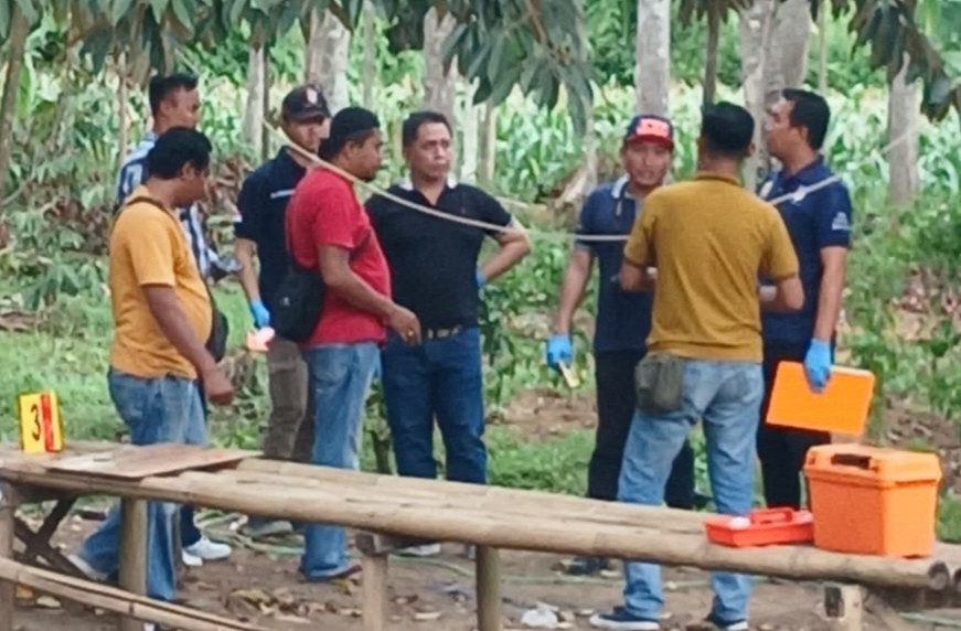 Tim Inafis Polres Jember saat melakukan olah TKP perkelahian berujung maut (Foto: Dokumentasi warga)