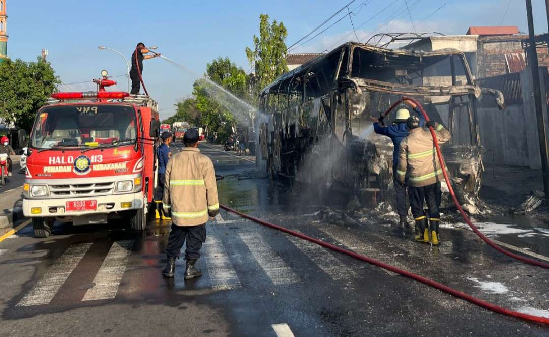 Petugas Damkar Korwil Lamongan sedang memadamkan api hingga tuntas (Foto: Istimewa)