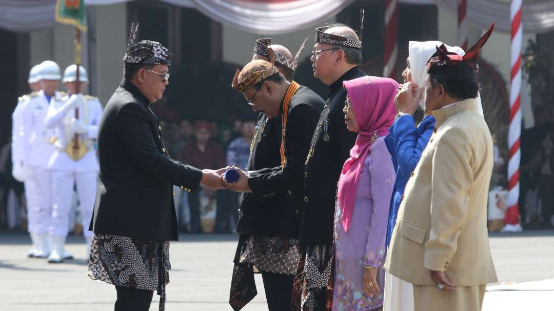 Menteri Sosial Republik Indonesia, Saifullah Yusuf, mendapat penghargaan Jer Basuki Mawa Beya Emas dari Pj Gubernur Jatim Adhy Karyono pada momen Hari Jadi ke-79 Jatim di Gedung Negara Grahadi, Surabaya, Sabtu 12 Oktober 2024. (Foto: Fariz Yarbo/Ngopibareng.id)