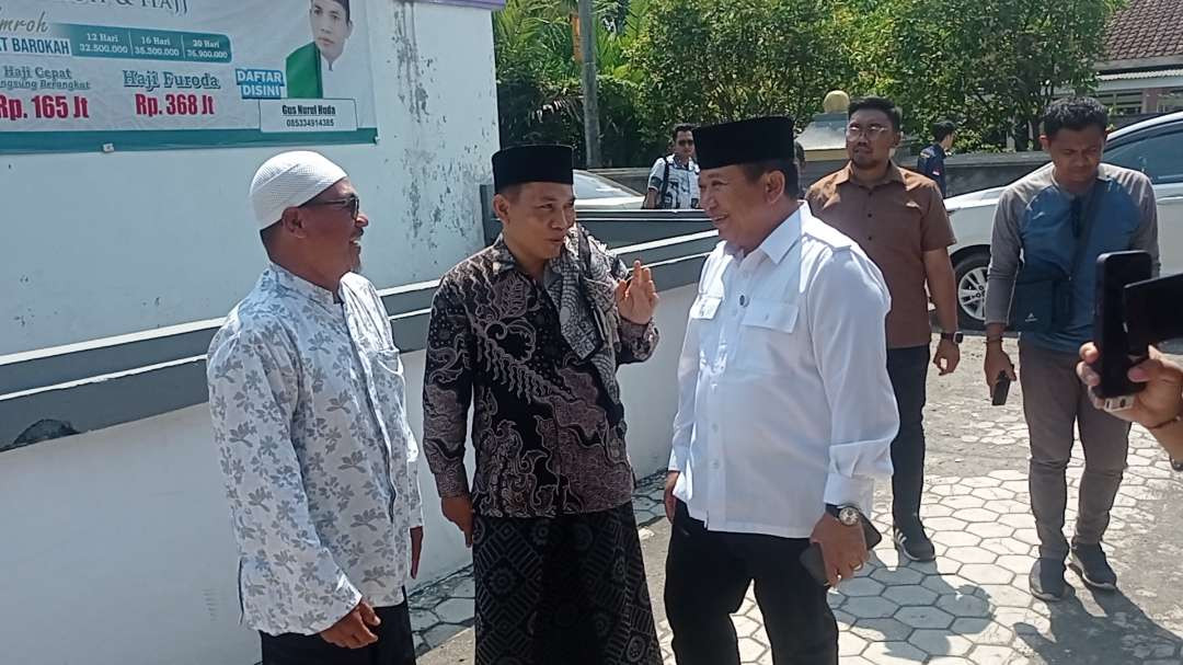 Gus Nurul saat menyambut hangat kedatangan Hendy Siswanto di kediamannya (Foto: Rusdi/Ngopibareng.id)