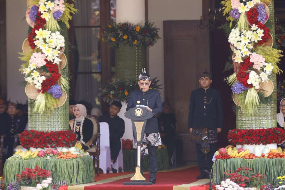 Pj Gubernur Jatim, Adhy Karyono saat memberikan sambutan dalam upacara peringatan Hari Jadi ke-79 Jatim di Gedung Negara Grahadi, Surabaya, Sabtu 12 Oktober 2024. (Foto: istimewa))