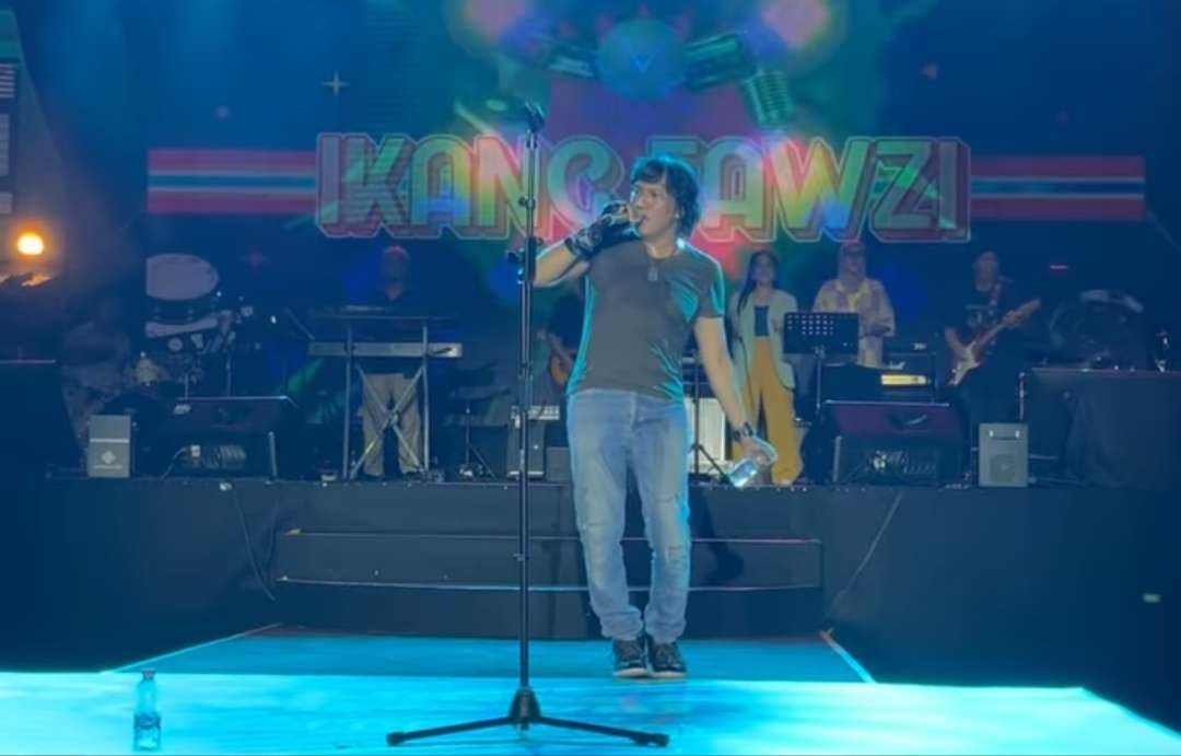 Ikang Fawzi show di acara musik Lintas Melawai, Jumat 11 Oktober 2024 malam, atau 10 hari usai kematian istrinya, Marissa Haque. (Foto: Tangkapan layar)