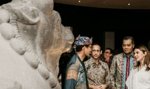 Mendikbudristek Nadiem Makarim bersama tamu undangan meninjau Museum Nasion Indonesia, yang dibuka kembali setelah satu tahan ditutup akibat kebakaran. (Foto: Istimewa)