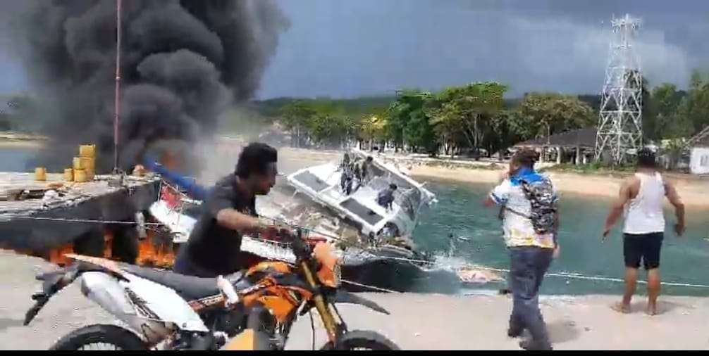 speedboat yang ditumpangi rombongan cagub Maluku Utara Benny Laos meledak dan terbakar di Pelabuhan regional Bobong. (Foto: Tangkapan Layar_