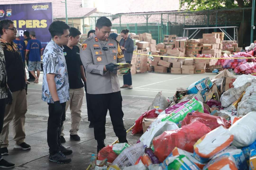 Petugas Sita Barang Bukti Insiden Keracunan Massal (istimewa) 