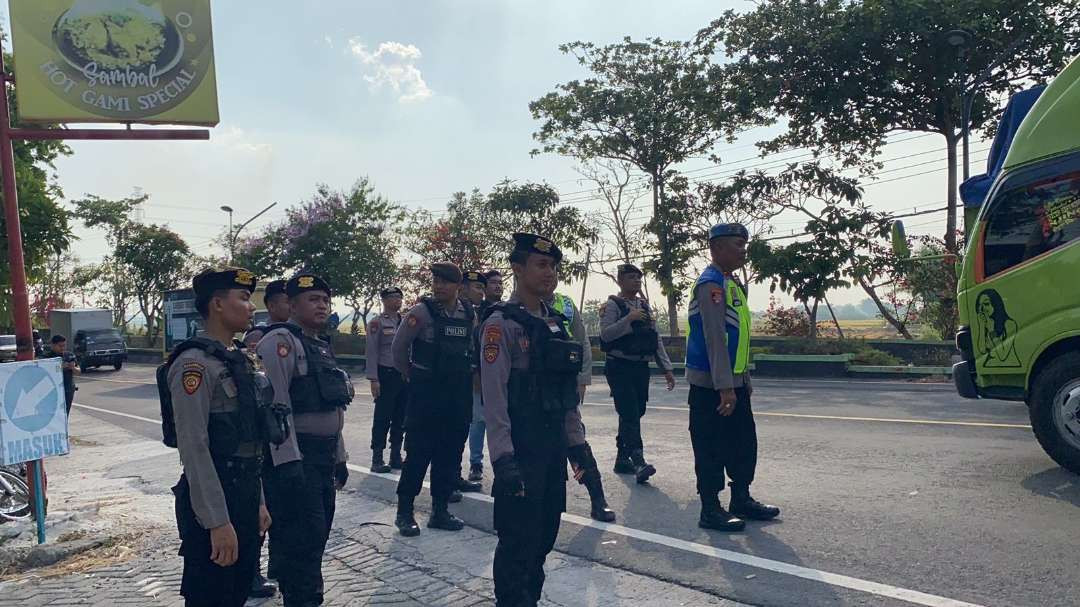 Anggota Polres Bojonegoro memperketat penjagaan di jalur Bojonegoro-Lamongan jelang pertandingan antara Persibo Bojonegoro vis Persela Lamongan di Stadion Letjen Soedirman pada Sabtu 12 Oktober 2024. (Foto: dok. polres)