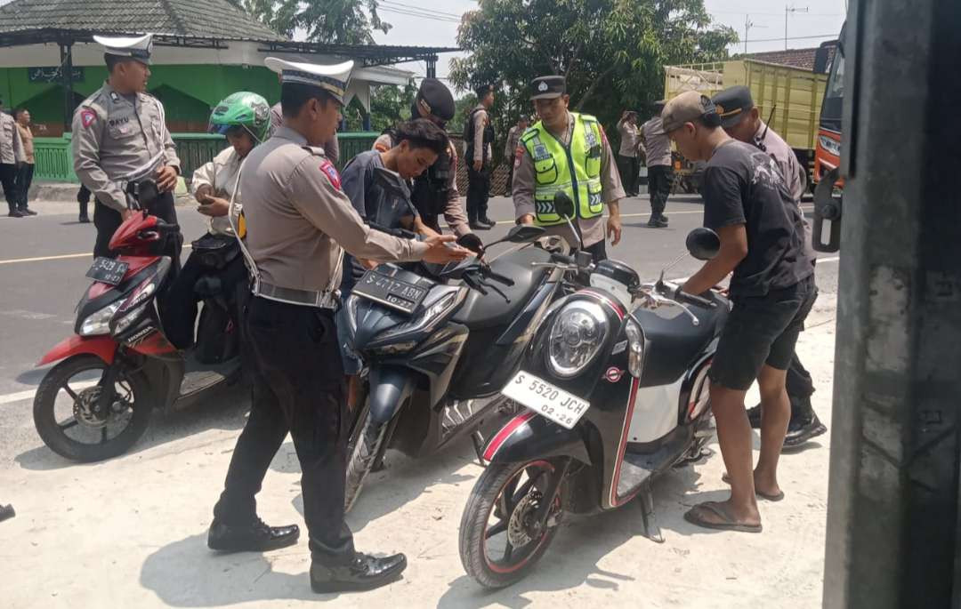 Petugas Polsek Babat dan Polres Lamongan menggelar penyekatan di perbatasan Lamongan - Bojonegoro agar supporter Lamongan tidak bisa lolos ke Bojonegoro (Foto :Istimewa)