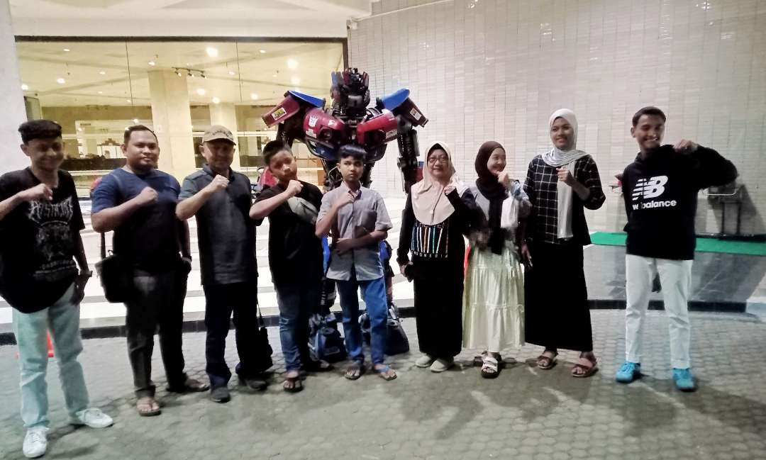 Tim Robotic MAN 2 Darul Ulum dan Robotic Mts Negeri 13 Jombang akan tampil dalam Kompetisi Robot Nusantara 2024. (Foto: Asmanu Sudarso/Ngopibareng.id)