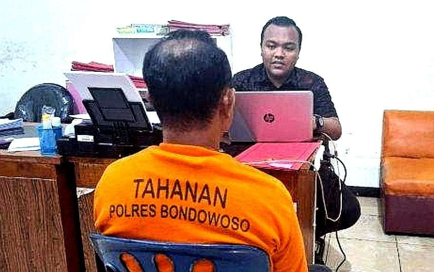 Pelaku dugaan pencabulan anak di bawah umur dengan modus dukun pengobatan alternatif  berinisial SP, 39 tahun diperiksa penyidik PPA Satreskrim Polres Bondowoso. (Foto: Guido/Ngopibareng.id)