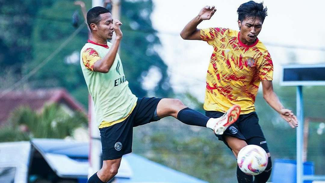 Duel yang terjadi antara penggawa Arema FC (Foto: Arema FC)