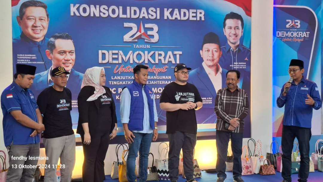 Calon Bupati Kediri, Hanindhito Himawan Pramana kembali melanjutkan agenda kampanye di kantor DPC Partai Demokrat Kabupaten Kediri. (Foto: Fendi Lesmana/Ngopibareng.id)