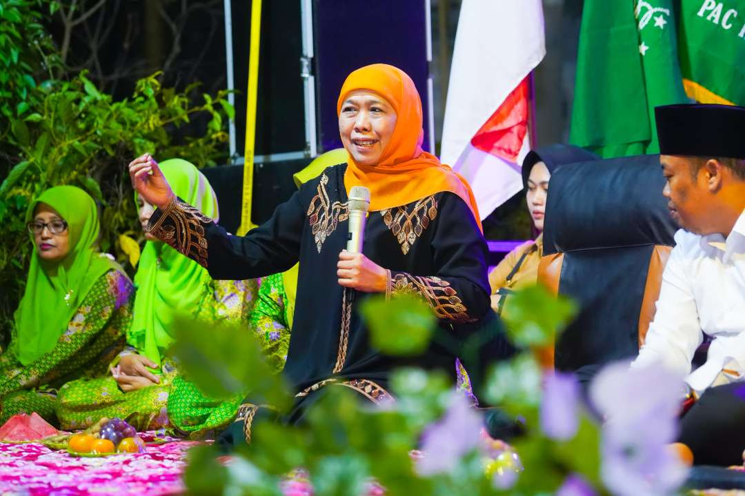 Di Pengajian dan Pawai Obor Hari Santri di Blitar, Khofifah sebut Jatim provinsi pertama yang sahkan Perda dan  Pergub Pesantren. (Foto: Istimewa)