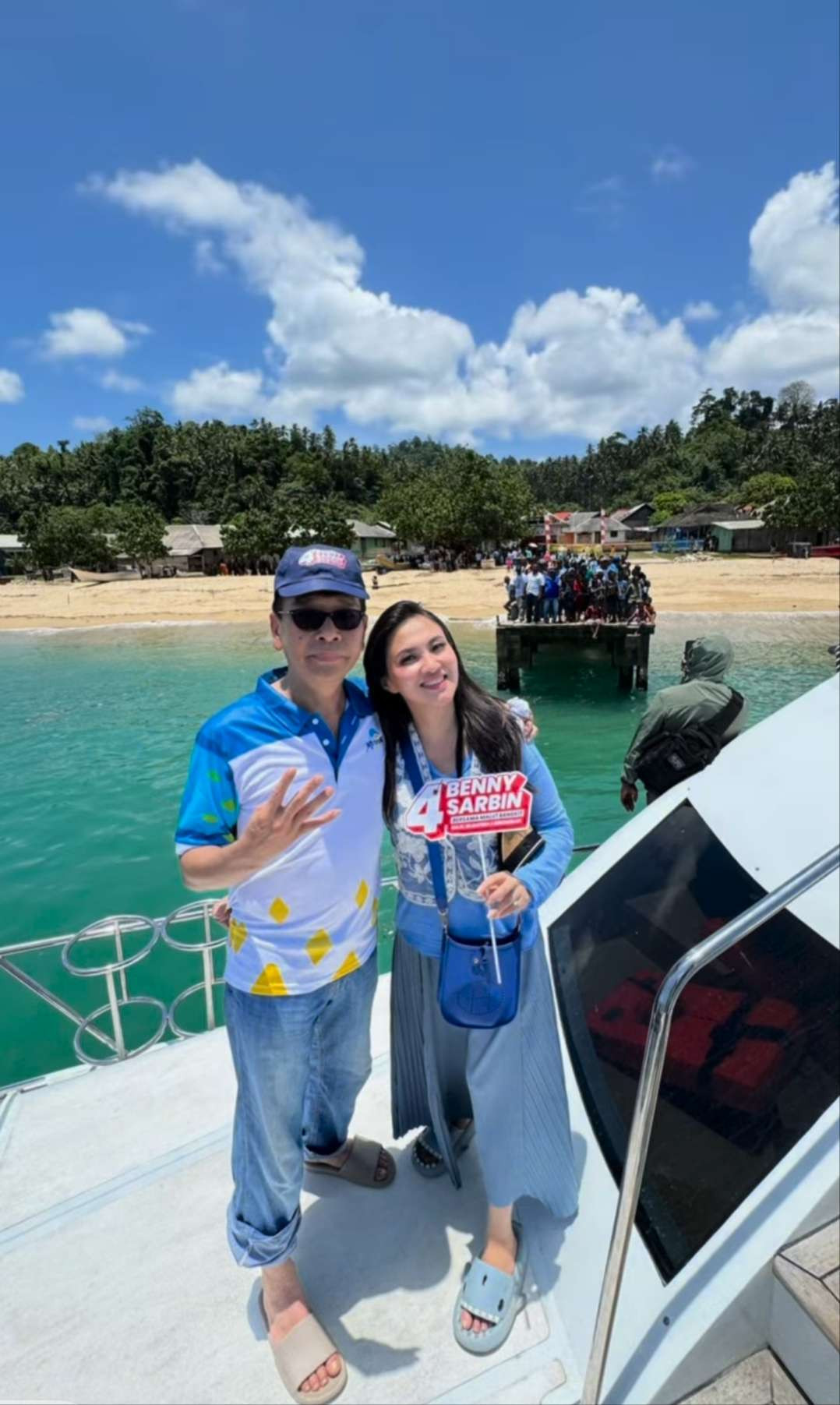 Kenangan Benny Laos bersama istri, Sherly Tjo serta tim sukses saat kampanye dari pulau ke pulau naik kapal tongkang sampai speedboat. (Foto: Instagram)