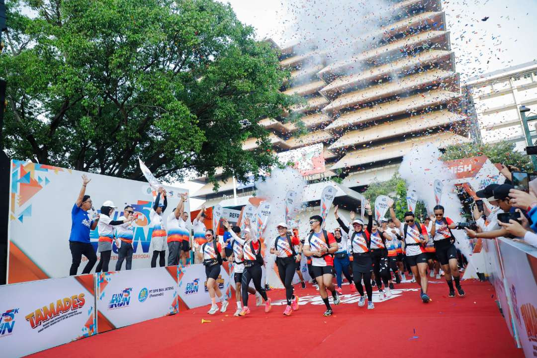 Sebanyak 1.300 orang mengikuti acara Fun Run 5K bertajuk Pesona Bank Perekonomian Rakyat - Bank Kredit Kecamatan (BPR BKK) Jawa Tengah. (Foto: Humas pemprov Jateng)