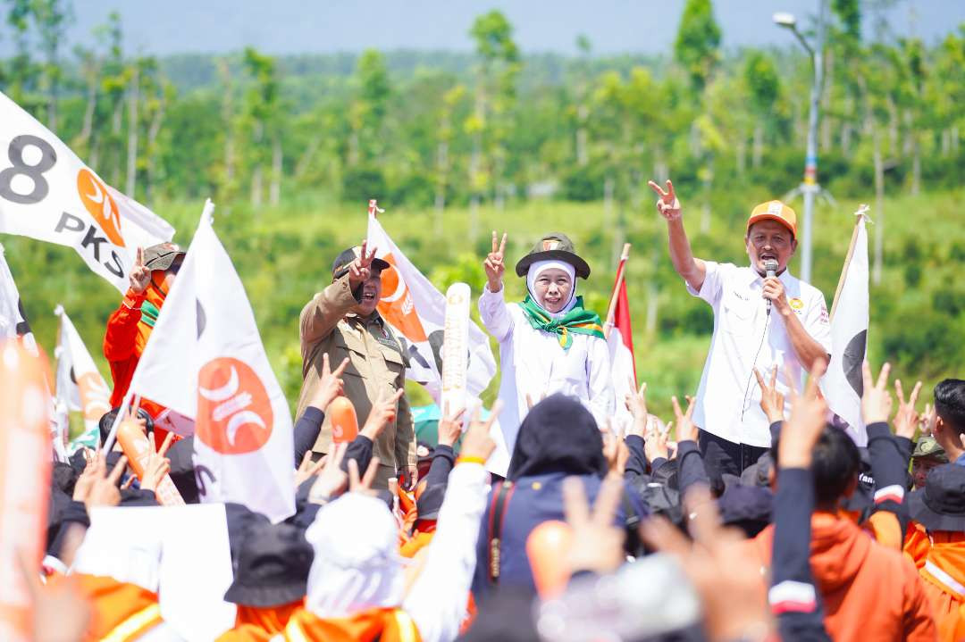 Calon Gubernur Jawa Timur Nomor Urut 2 Khofifah Indar Parawansa sapa perempuan Latansa dari DPW PKS Jawa Timur di Lumajang. (Foto: Dok)