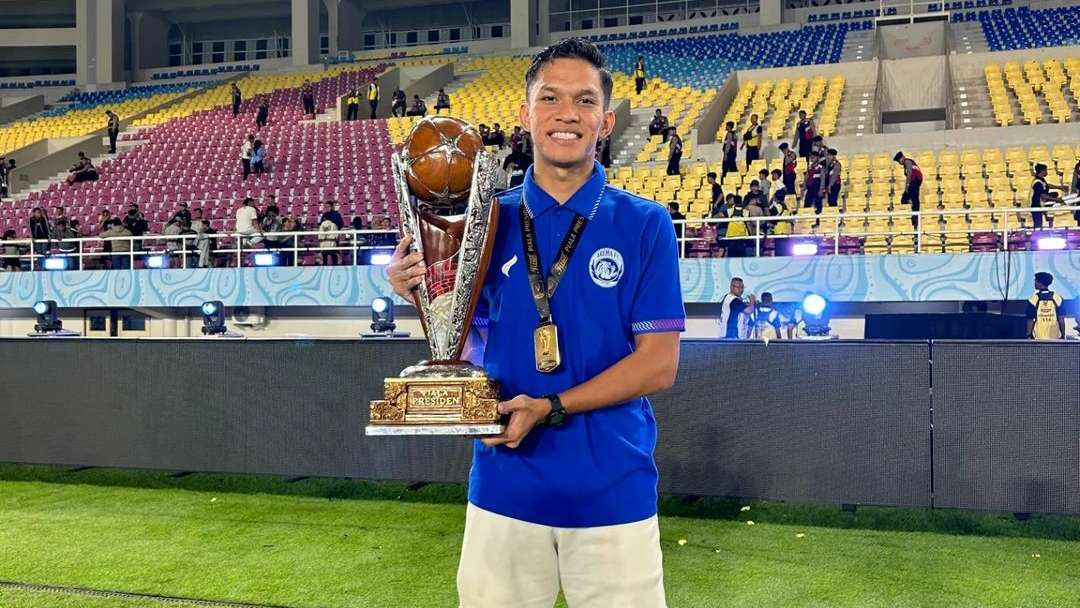 Daffa Fahish masih ikut mengangkat trofi juara Piala Presiden 2024 yang dimenangkan Arema FC (Foto: Daffa Fahish/Arema FC)