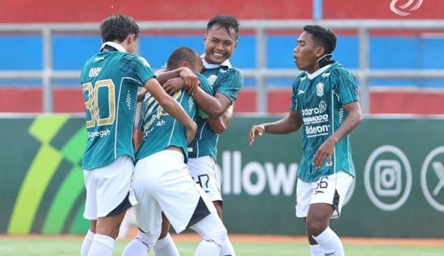 Para pemain Nusantara United FC bertekad curi poin di kandang Persekat Tegal