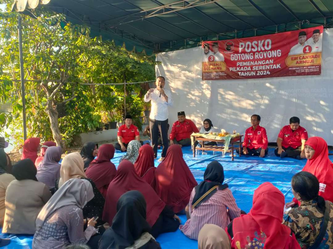 Calon Walikota Surabaya, Eri Cahyadi saat berkampanye di Kampung Stand Kali RT 2/ RW 7, Kelurahan Karah, Kecamatan Jambangan, Surabaya, Minggu 13 Oktober 2024. (Foto: DPC PDIP Surabaya)