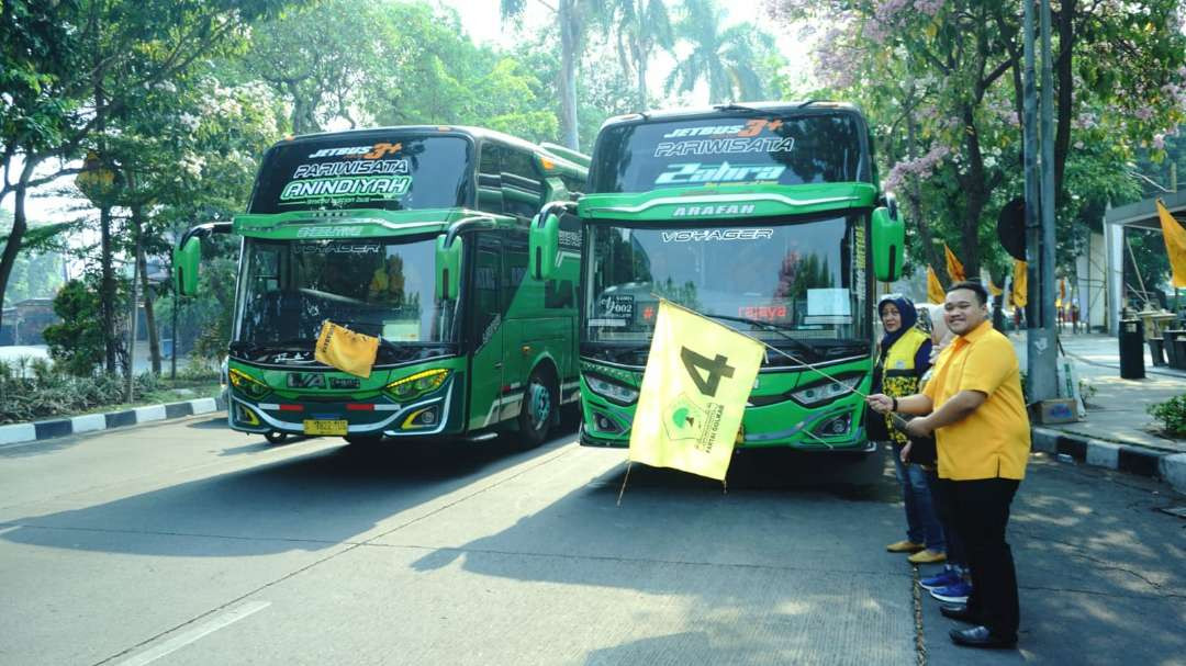 Ketua Panitia HUT Golkar ke-60 DPD Golkar Kota Surabaya, Aldi Blaviandy saat memberangkatkan masyarakat untuk ziarah Wali Lima di Kantor DPD Golkar Kota Surabaya, Minggu 13 Oktober 2024. (Foto: Julianus Palermo/Ngopibareng.id)