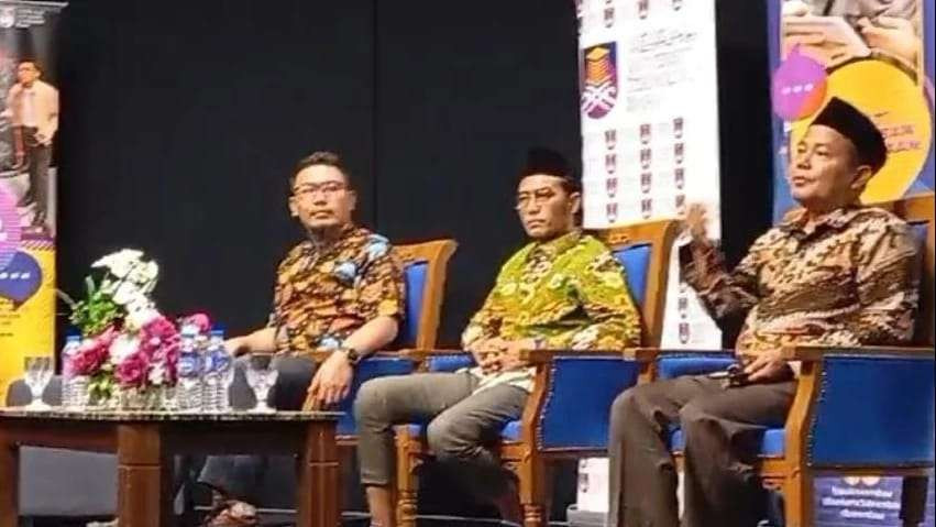 Prof Noor Harisudin saat dialog di Studio TV, Fakulti Komunikasi dan Pengajian Media, UiTM CNS Kampus Rembau Negeri Sembilan Malaysia. (Foto: harisuddin for ngopibareng.id)