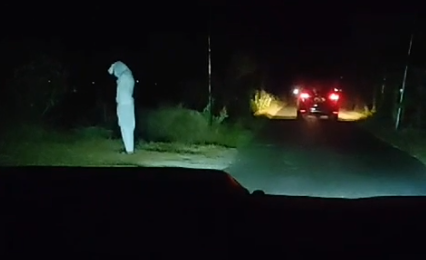 Teror pocong muncul di tempat sepi di Desa Sendangasri, Kecamatan Lasem, Rembang, Jawa Tengah. (Foto: tangkapan layar warga Lasem)