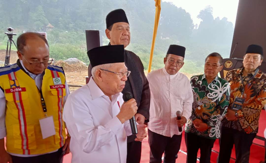 Wapres Ma'ruf Amin saat memberi keterangan pres dalam pembangunan Ponpes Darul Amin dan Masjid Mambaul Khair di Desa Rawa Gede, Sukamakmur Kabupaten Bogor, Jabar (Foto: Asmanu Sudarso/ngopibareng.id)